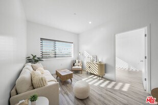 1229 S Kingsley Dr in Los Angeles, CA - Building Photo