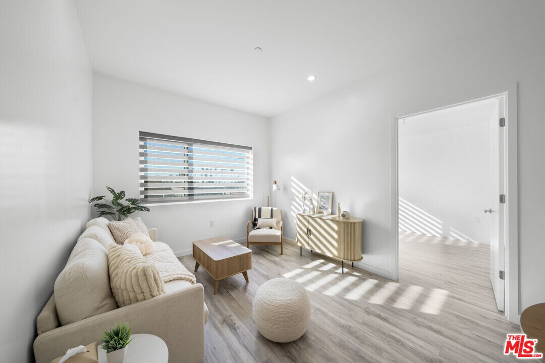 1229 S Kingsley Dr in Los Angeles, CA - Building Photo