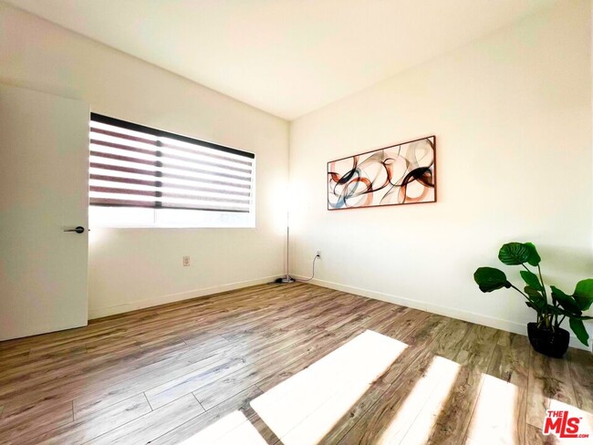property at 1229 S Kingsley Dr