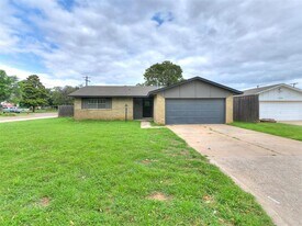 1303 Homeland Ave in Norman, OK - Building Photo