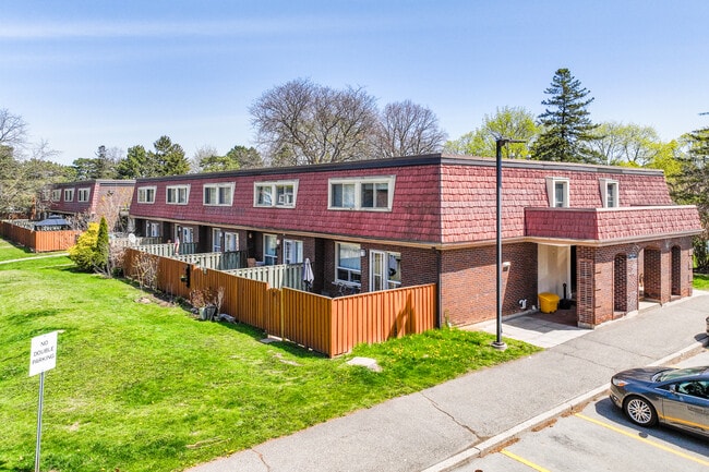 Georgian Court Townhomes in Burlington, ON - Building Photo - Building Photo