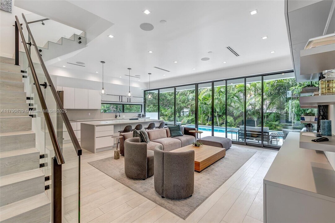 1311 Bay Dr in Miami Beach, FL - Building Photo