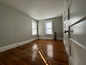 4 E Main St in Plainville, CT - Building Photo - Building Photo