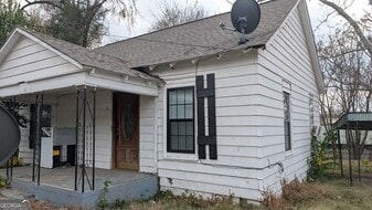 182 James St in Forsyth, GA - Building Photo