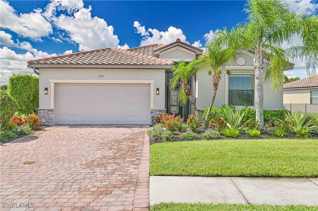 2727 Via Piazza Loop in Ft. Myers, FL - Building Photo