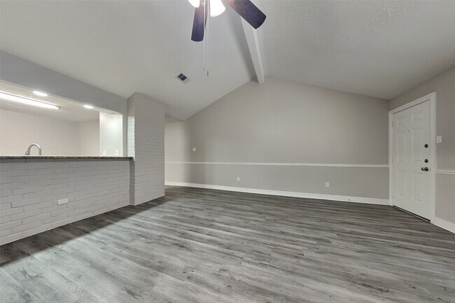 12015 Woolford Dr in Houston, TX - Foto de edificio - Building Photo