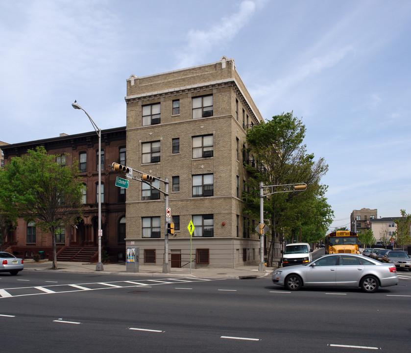 1082 Broad St in Newark, NJ - Building Photo