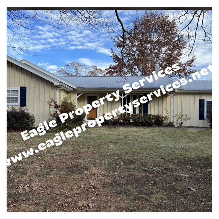 1185 Mt Vernon Rd in Tunnel Hill, GA - Foto de edificio