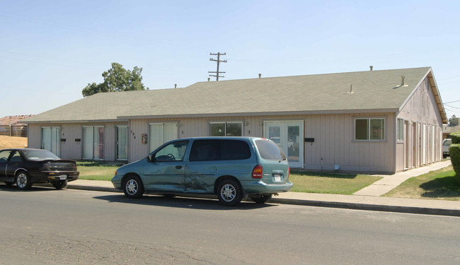 296 E 11th St in Merced, CA - Foto de edificio - Building Photo