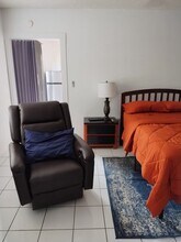 6999 W 25th Ave, Unit Studio/efficiency in Hialeah, FL - Building Photo - Building Photo