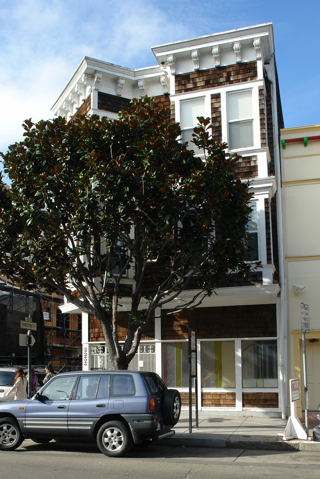 2231-2233 Powell St in San Francisco, CA - Foto de edificio - Building Photo