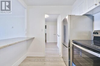 2 Grove St E in Barrie, ON - Building Photo - Building Photo