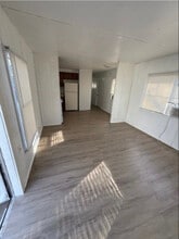 215 Weeks Rd in Cleburne, TX - Foto de edificio - Building Photo