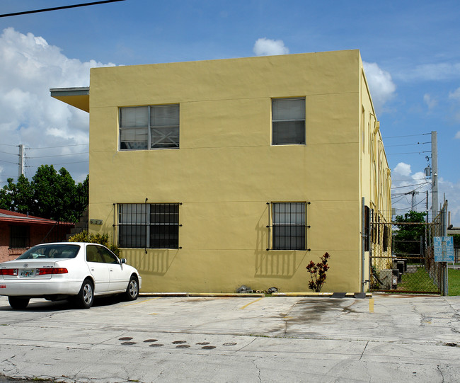 653 NW 22nd St in Miami, FL - Building Photo - Building Photo