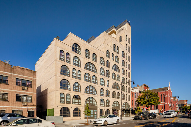 Luna in Brooklyn, NY - Foto de edificio - Building Photo