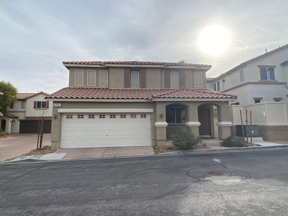 8261 W Wildwood Glen Dr in Las Vegas, NV - Foto de edificio