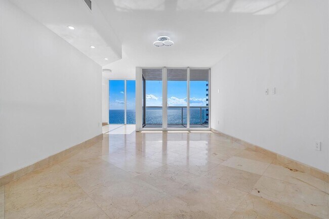 19111 Collins Ave, Unit 1102 in Sunny Isles Beach, FL - Foto de edificio - Building Photo