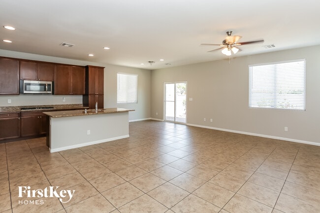 6916 Yellow Cosmos Ave in Las Vegas, NV - Foto de edificio - Building Photo