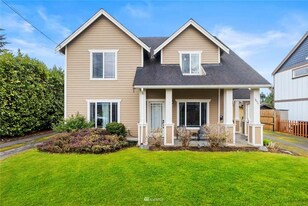 1854 Hillcrest Ave in Enumclaw, WA - Building Photo