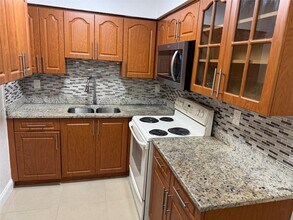 5211 NW 16th St in Lauderhill, FL - Building Photo - Building Photo