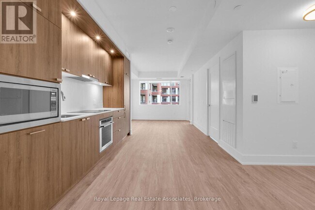 259 The Kingsway in Toronto, ON - Building Photo - Building Photo