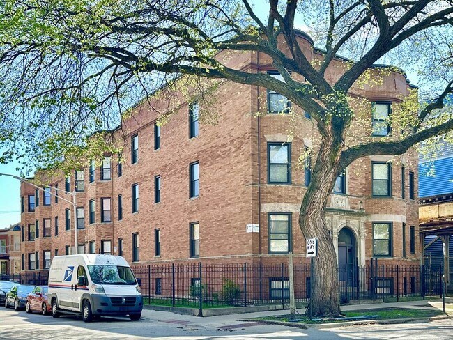 3828 N Wilton Ave, Unit J03P in Chicago, IL - Building Photo - Building Photo