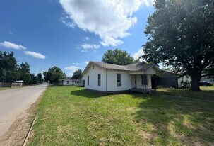 1049 E Oak St in Cushing, OK - Building Photo