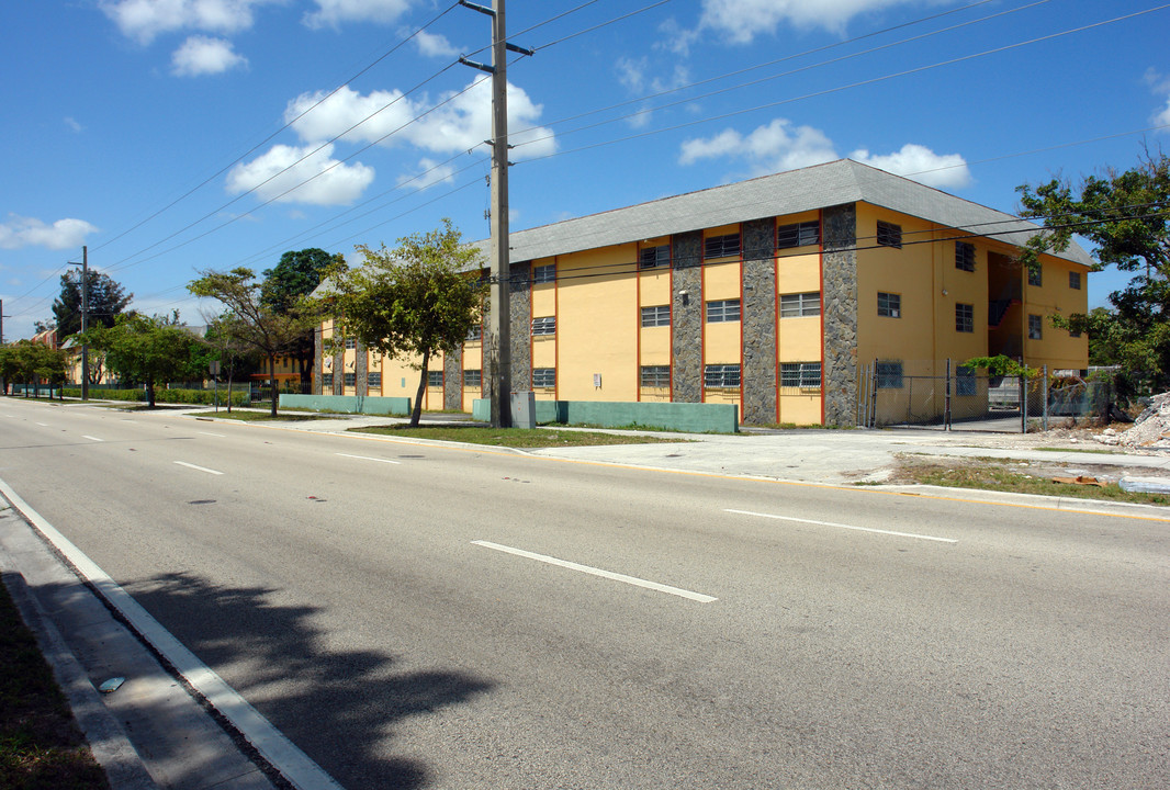 Lakeview Apartments in Miami, FL - Building Photo