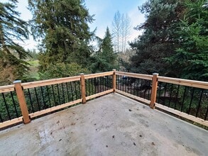 1807 Larch Way, Unit B in Lynnwood, WA - Building Photo - Building Photo