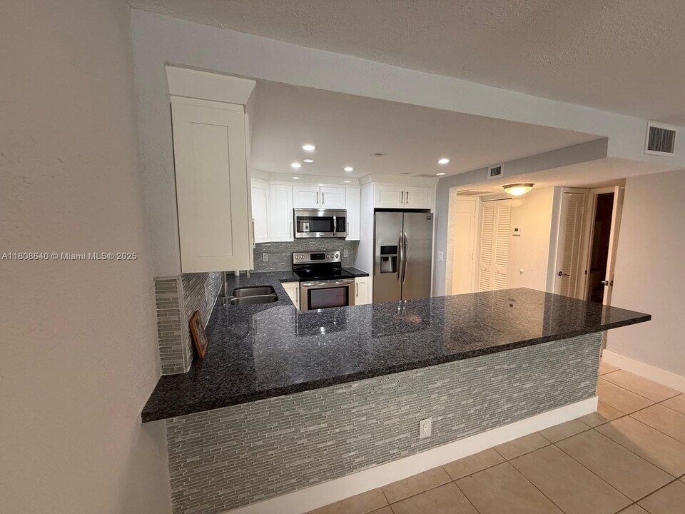 1801 S Ocean Dr in Hallandale Beach, FL - Building Photo