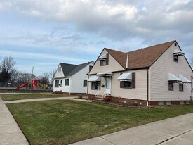 837 E 218th St in Euclid, OH - Building Photo