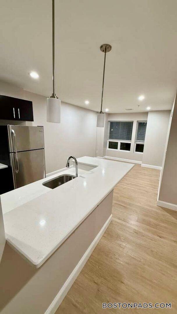 75 S Main St, Unit 514 in Attleboro, MA - Foto de edificio - Building Photo