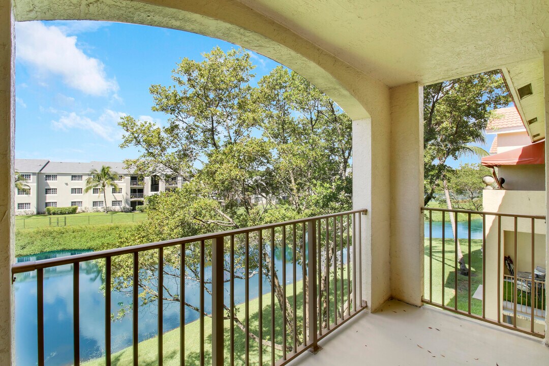 4151 San Marino Blvd in West Palm Beach, FL - Foto de edificio