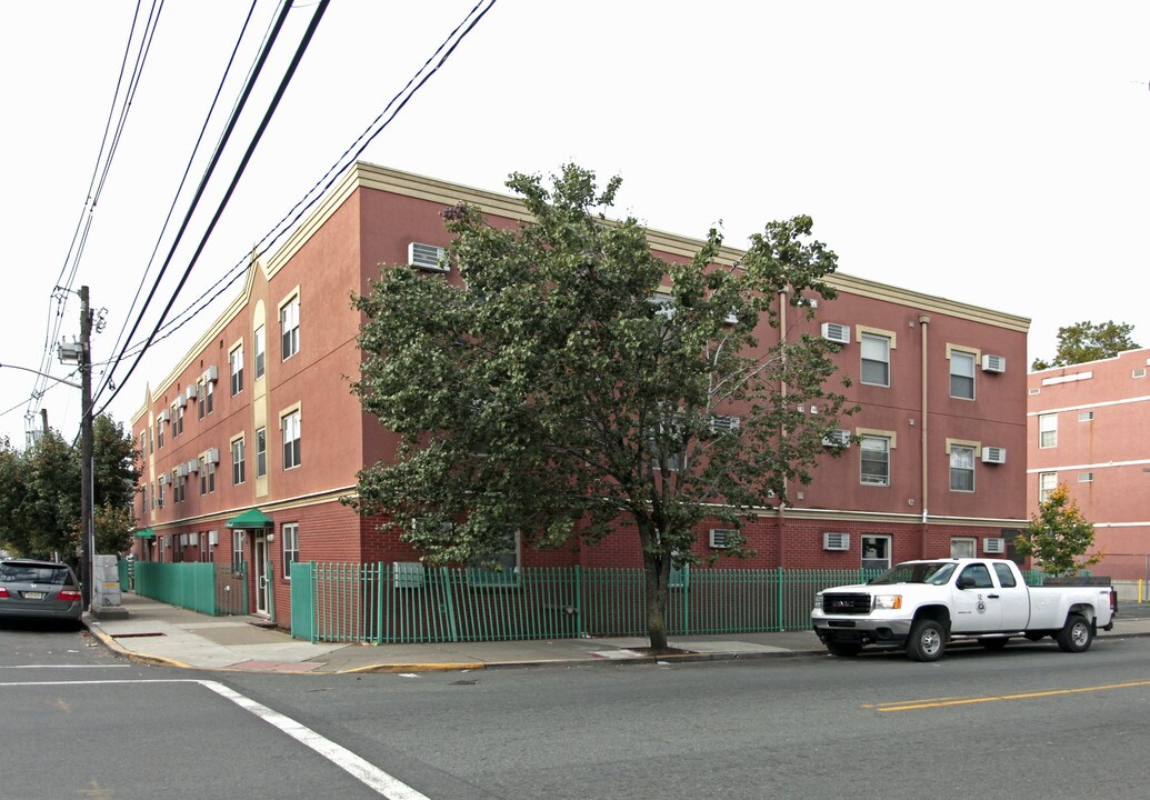 Grand Reid Apartments in Elizabeth, NJ - Building Photo