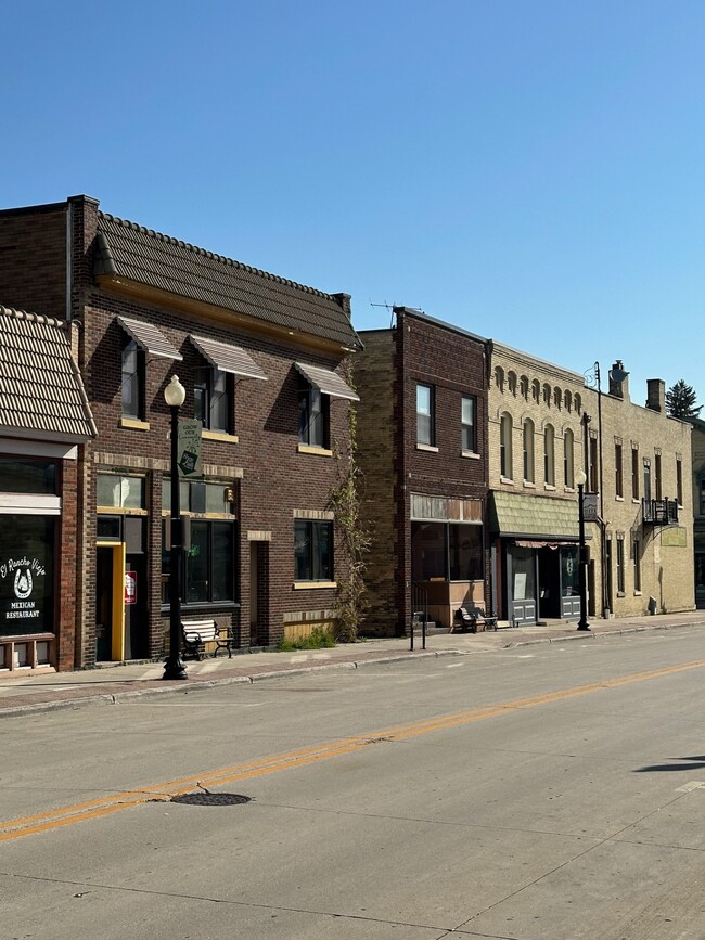 118 Pine St, Unit SR2 Furnished in Sheboygan Falls, WI - Building Photo - Building Photo