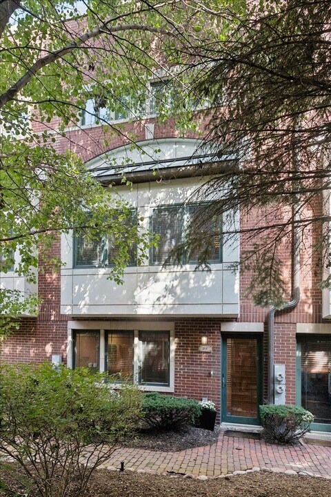 2455 W Ohio St in Chicago, IL - Building Photo