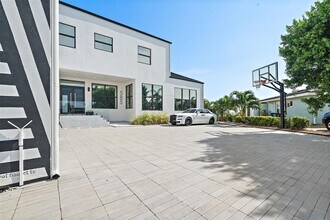 585 Dolphin Ave SE in St. Petersburg, FL - Building Photo - Building Photo