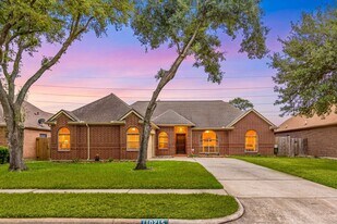 10215 Hedge Way Dr in Houston, TX - Building Photo