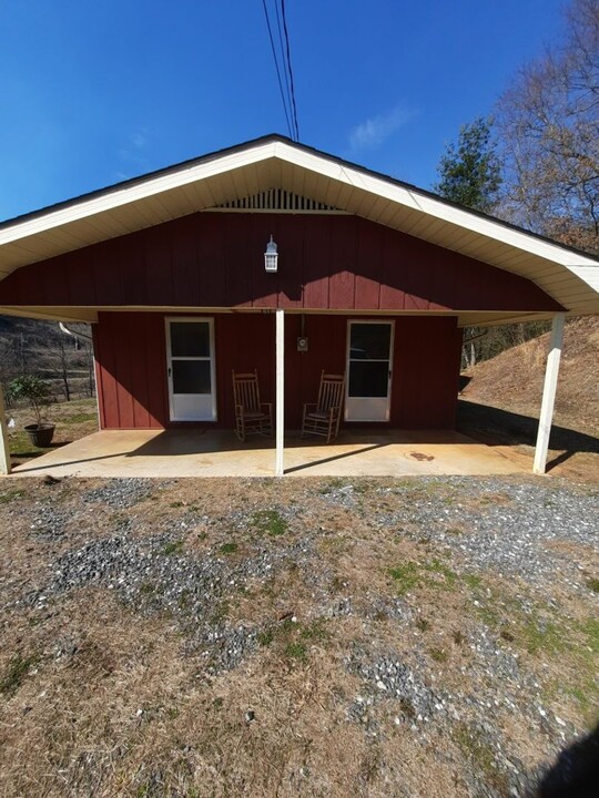 402 E Sylva Cir in Sylva, NC - Building Photo