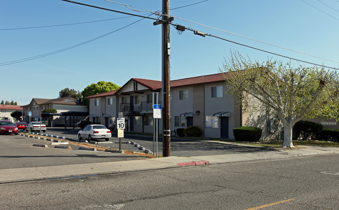 Wayside Villa in Turlock, CA - Building Photo