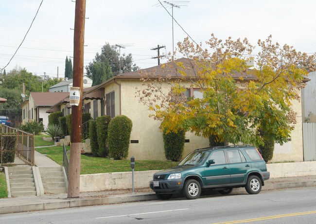 2905-2911 Rowena Ave in Los Angeles, CA - Building Photo - Building Photo