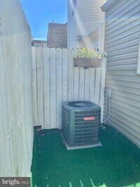 1919 Hoffman St photo'