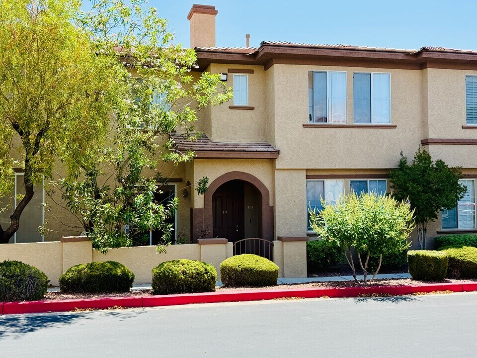 10231 Deerfield Beach Ave in Las Vegas, NV - Building Photo