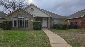 6909 Club Creek Dr in Fort Worth, TX - Building Photo
