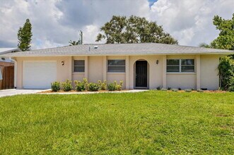 2151 Upton Ave in Sarasota, FL - Building Photo - Building Photo