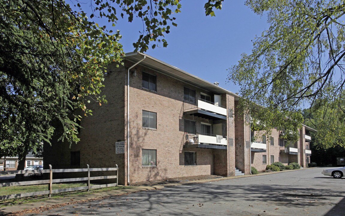 Cedarwood Apartments in Richmond, VA - Building Photo