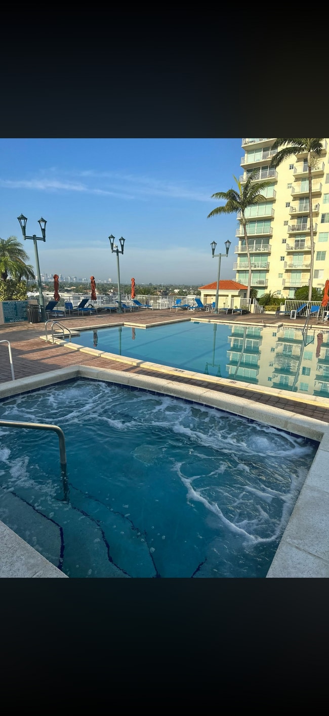 3020 NE 32nd Ave, Unit 610 in Fort Lauderdale, FL - Foto de edificio - Building Photo