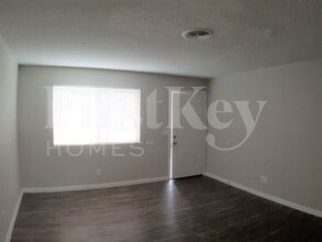 5483 Waltham Ln in Las Vegas, NV - Building Photo - Building Photo