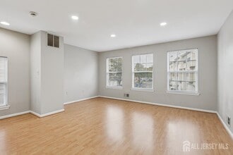 121 Giera Ct in Sayreville, NJ - Building Photo - Building Photo