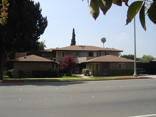 1320 E Washington Blvd in Pasadena, CA - Foto de edificio - Building Photo